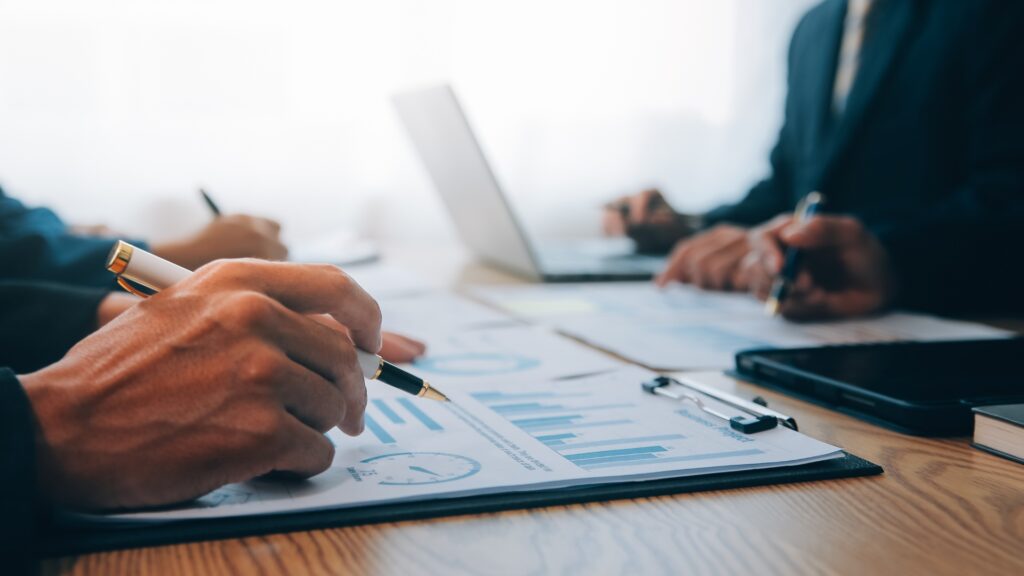 Consultor financeiro independente em reunião de análise patrimonial com cliente - Bragança Capital