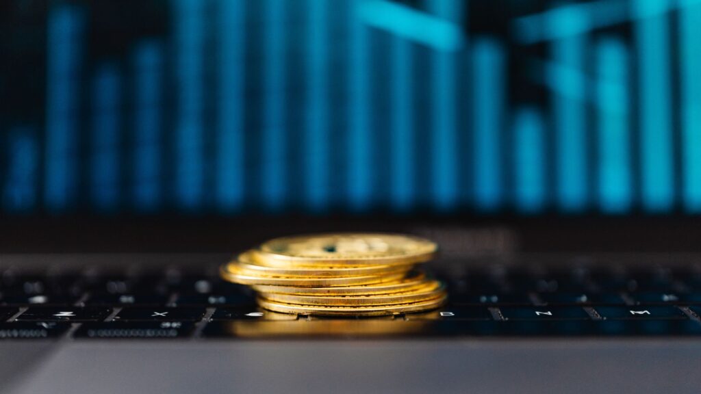 Computador aberto em um site exibindo a carteira de investimentos de uma pessoa