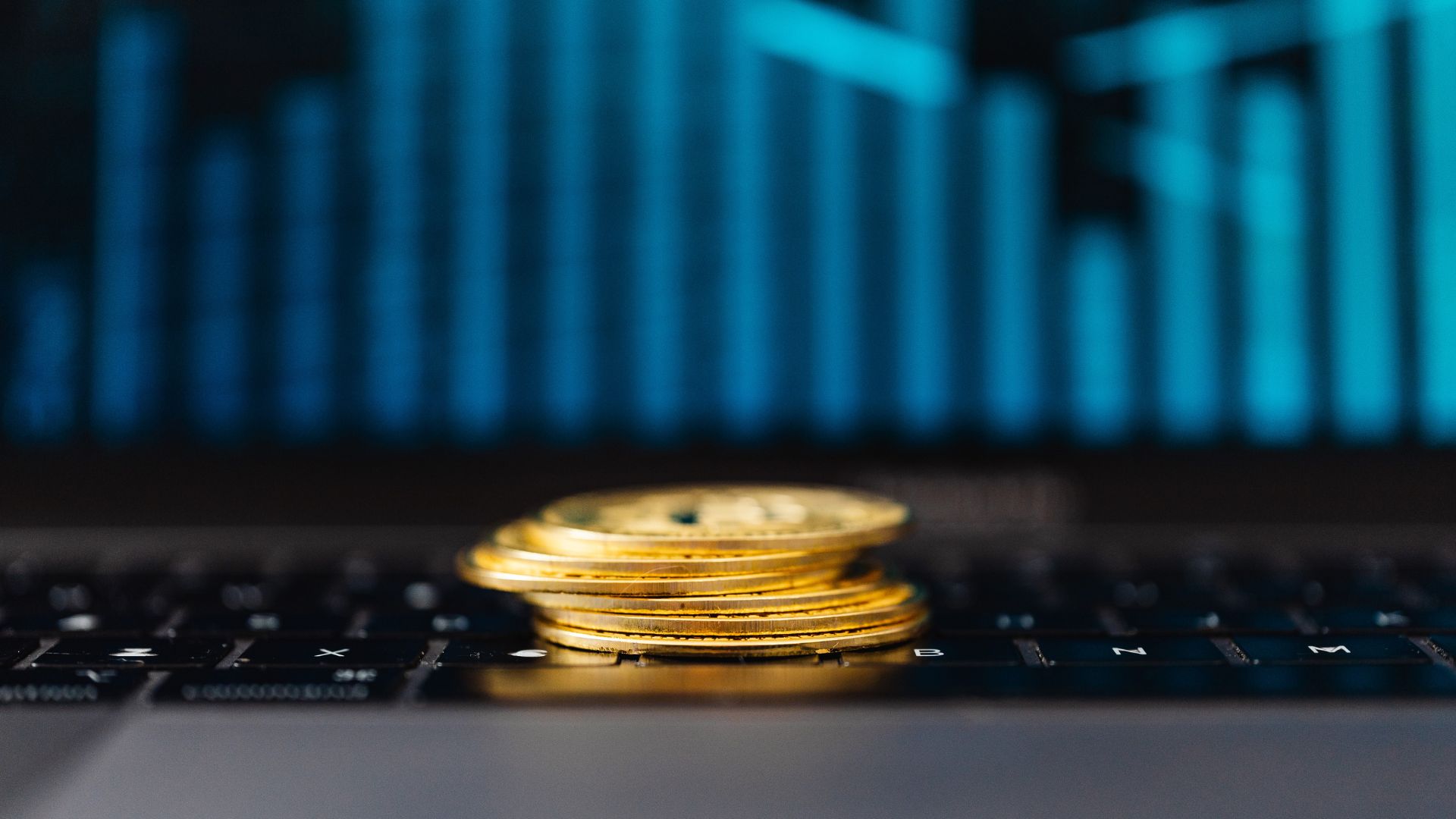 Computador aberto em um site exibindo a carteira de investimentos de uma pessoa
