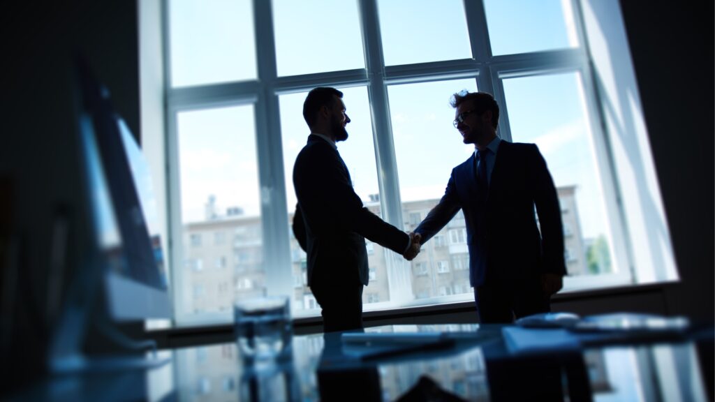 Homem contratando um consultor de investimentos independente