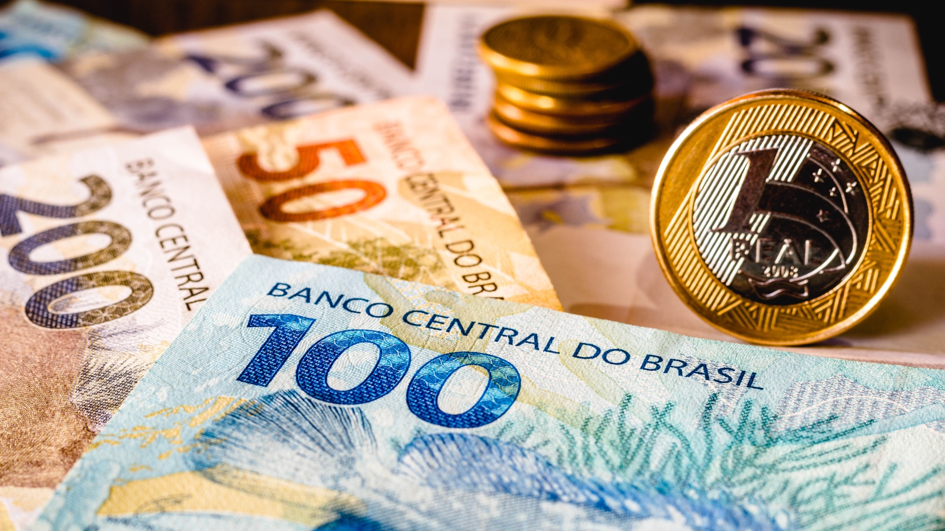 Notas em reais representando a Independência financeira