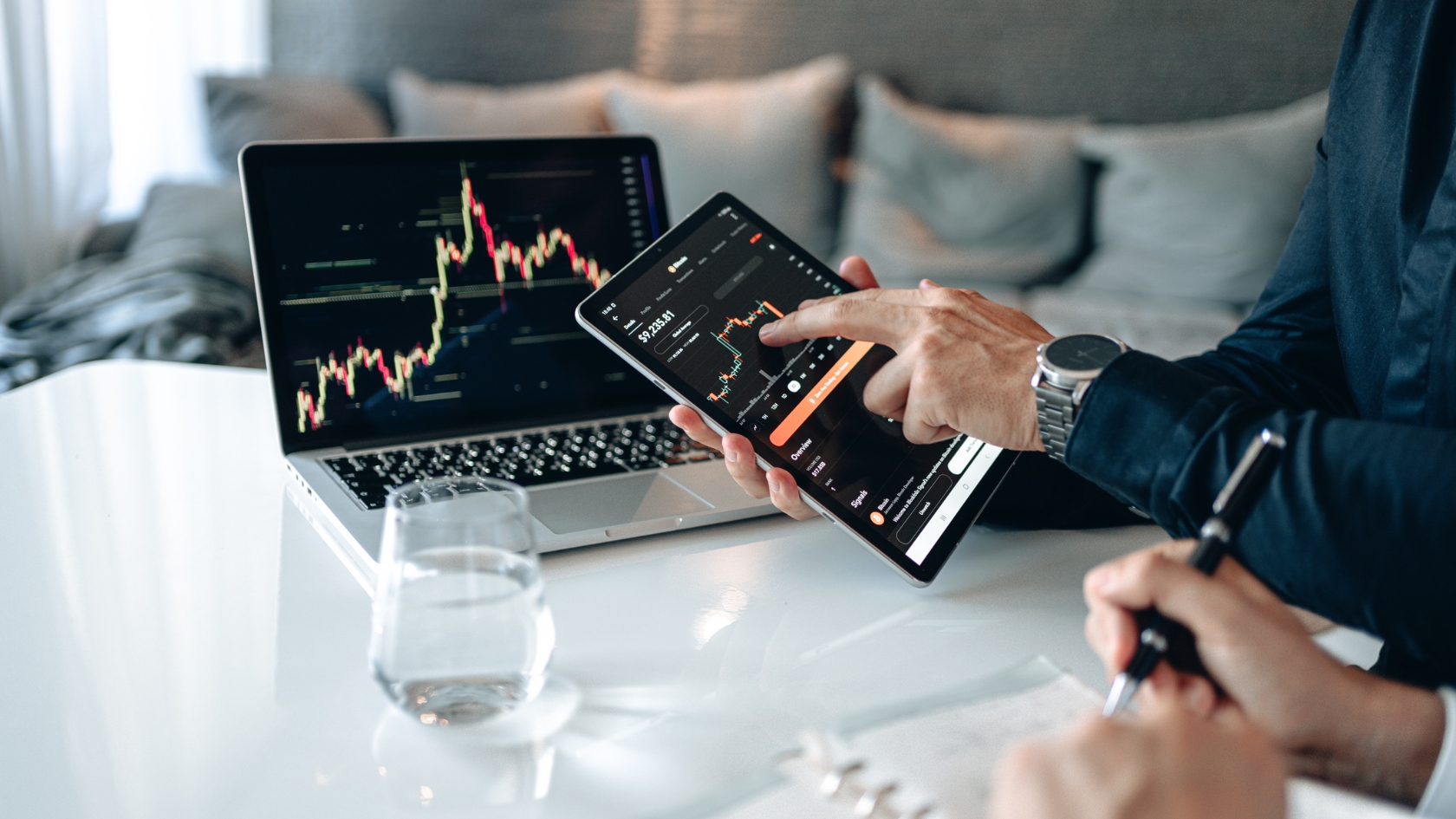 TIR, TIRM e custo de oportunidade sendo analisados por um consultor financeiro